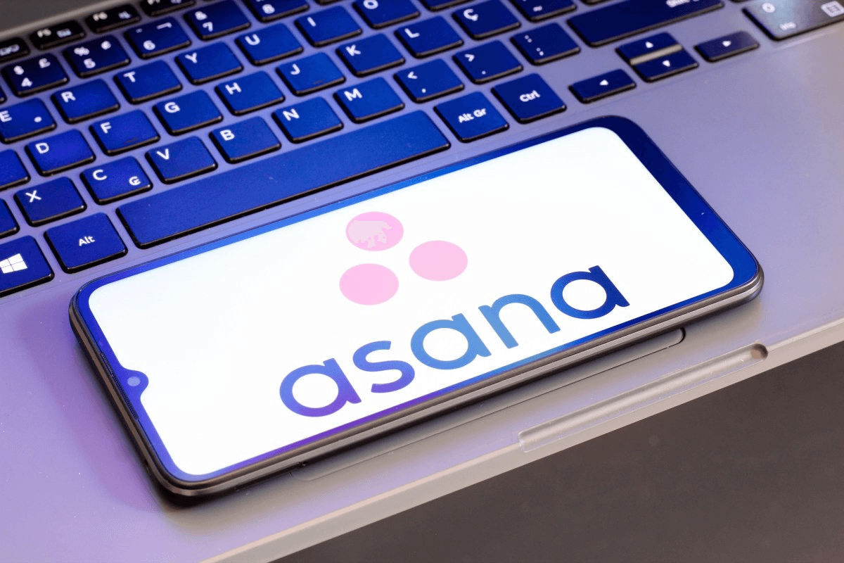 Asana의 StackAI 인수 보도 일러스트 (TechCrunch)