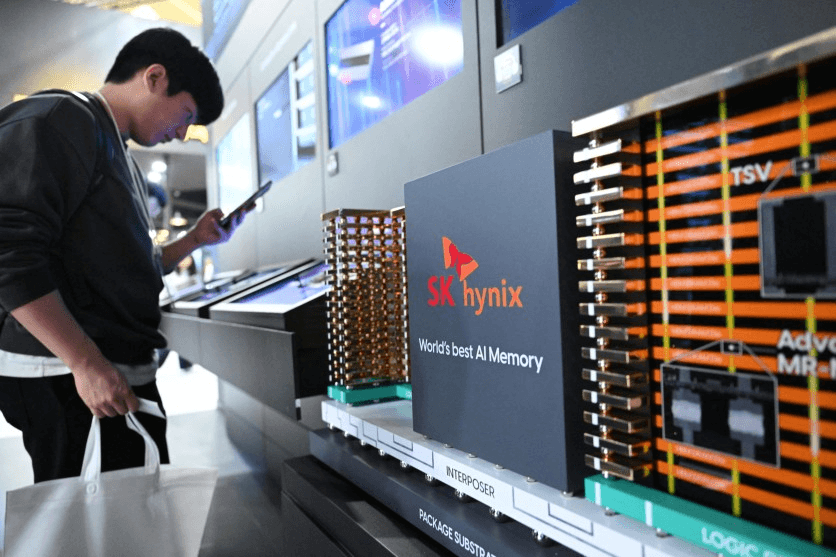 HBM(고대역폭 메모리) 적층 다이를 클로즈업한 사진 — Computex 2026 HBM 공급난 분석 카드