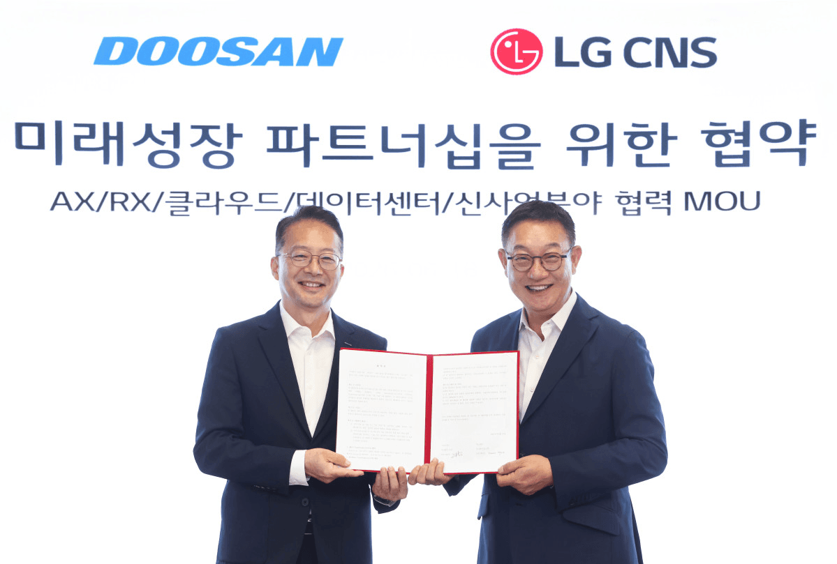 두산과 LG CNS가 마곡 LG사이언스파크에서 예지보전(PdM)·디지털트윈·수소드론 협력 MOU를 체결하는 모습