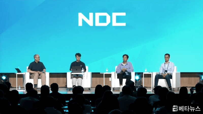 넥슨이 NDC26에서 통합 데이터 플랫폼 '모노레이크'와 AI 레디 데이터 전략을 소개하는 발표 장면