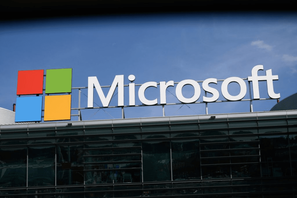 마이크로소프트 로고가 걸린 오피스 전경 — $2.5B 규모 'Microsoft Frontier Company' 신설 보도