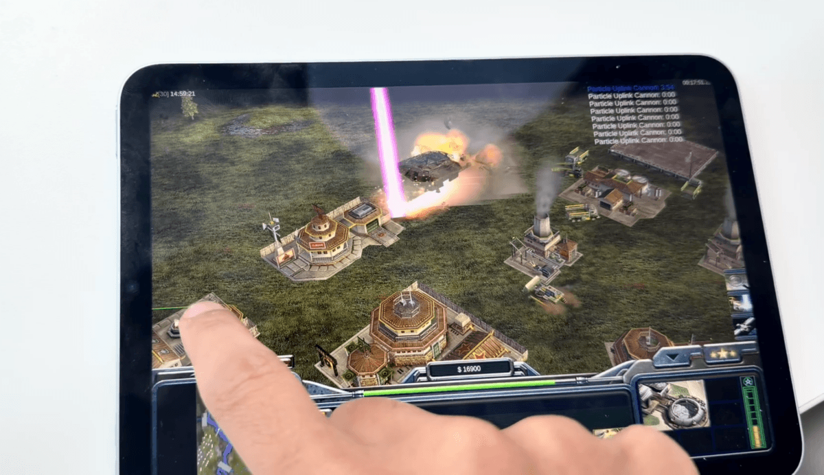 Claude Code와 Fable 5로 iOS에 네이티브 포팅된 2003년 RTS 'Command & Conquer: Generals' 게임 화면