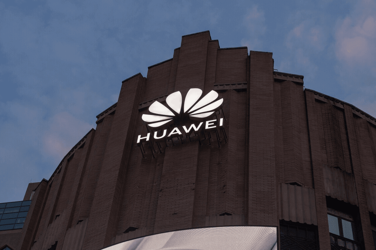 저녁 하늘을 배경으로 화웨이(HUAWEI) 로고 간판이 불을 밝힌 중국 도심 건물 외관