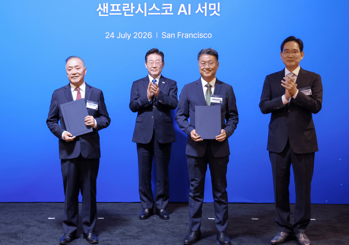 2026년 7월 24일 샌프란시스코 AI 서밋 현장 사진 — 파란 배경 무대에서 계약 서류를 든 삼성전자·브로드컴 관계자와 참석 인사들이 나란히 선 모습