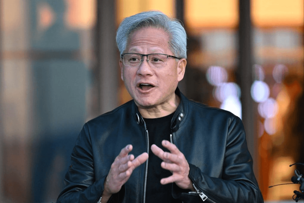 젠슨 황 엔비디아 CEO가 검은 가죽 재킷 차림으로 취재진 앞에서 손짓하며 발언하고 있다