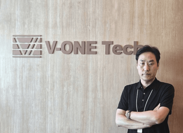 브이원텍 사옥 로비 벽면의 V-ONE Tech 로고 사이니지 앞에서 진행된 인터뷰 현장
