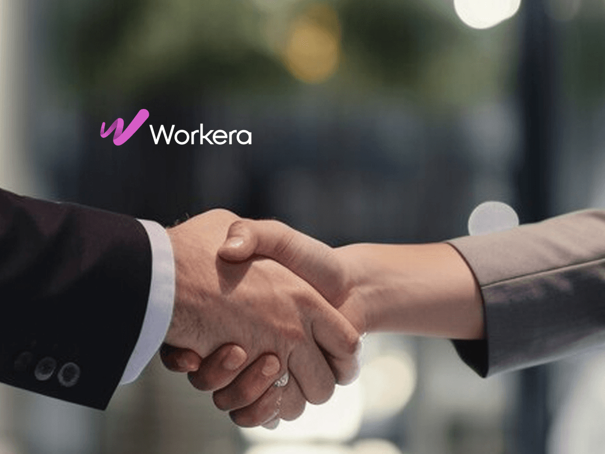 정장 차림의 두 사람이 악수하는 손 클로즈업 사진 위에 분홍색 'Workera' 로고가 얹힌 파트너십 발표용 이미지. 배경은 초록 식물과 조명이 흐릿하게 처리돼 있다.