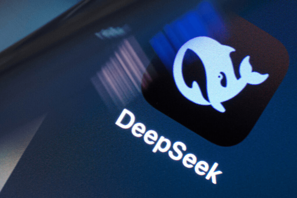 스마트폰 화면을 확대 촬영한 딥시크(DeepSeek) 앱 아이콘과 고래 심볼
