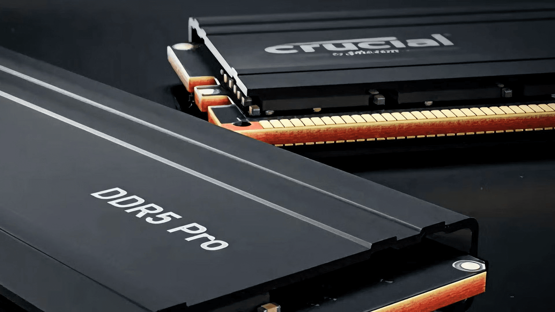 히트싱크가 장착된 DDR5 Pro 메모리 모듈과 Crucial 로고가 새겨진 SSD가 나란히 놓인 제품 클로즈업 사진