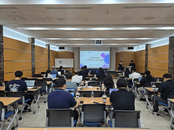 구미상공회의소 1층 중회의실에서 지역 기업 임직원들이 노트북을 펼친 채 '생성형 AI 실무 활용' 강의 화면을 바라보고 있는 교육 현장