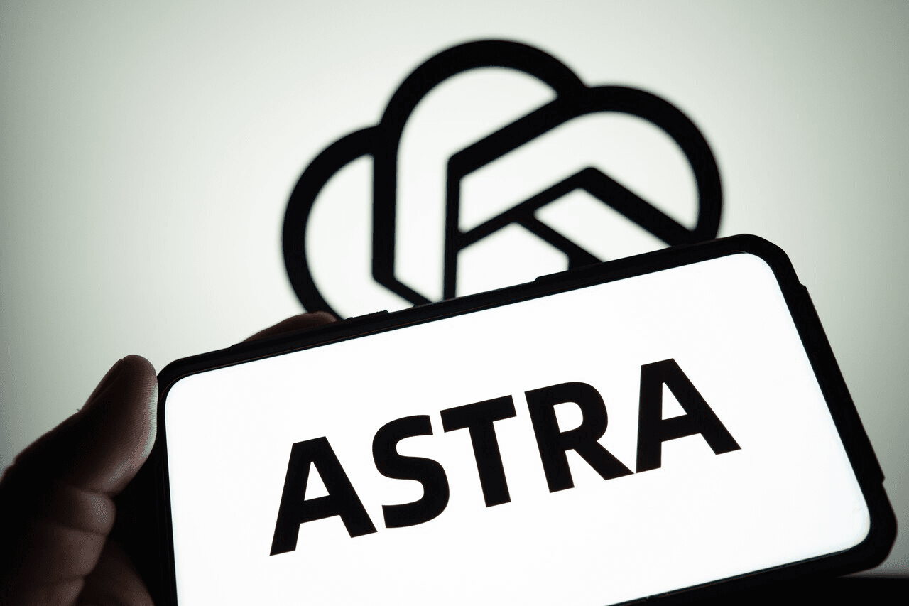 오픈AI 로고를 배경으로 'ASTRA'가 표시된 스마트폰 화면을 든 장면 — 차세대 모델 아스트라를 지시