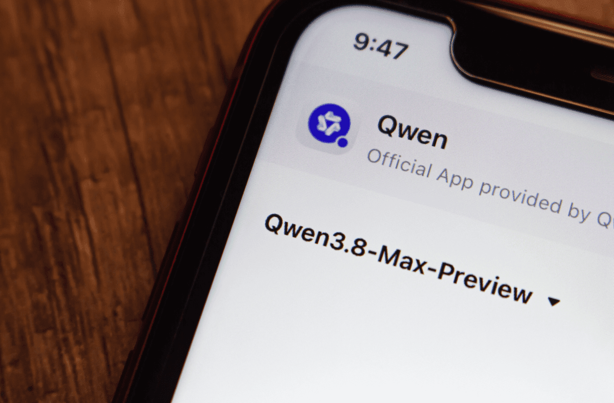 스마트폰 화면에 표시된 큐원(Qwen) 공식 앱의 모델 선택 목록 — 'Qwen3.8-Max-Preview' 항목이 보이는 클로즈업