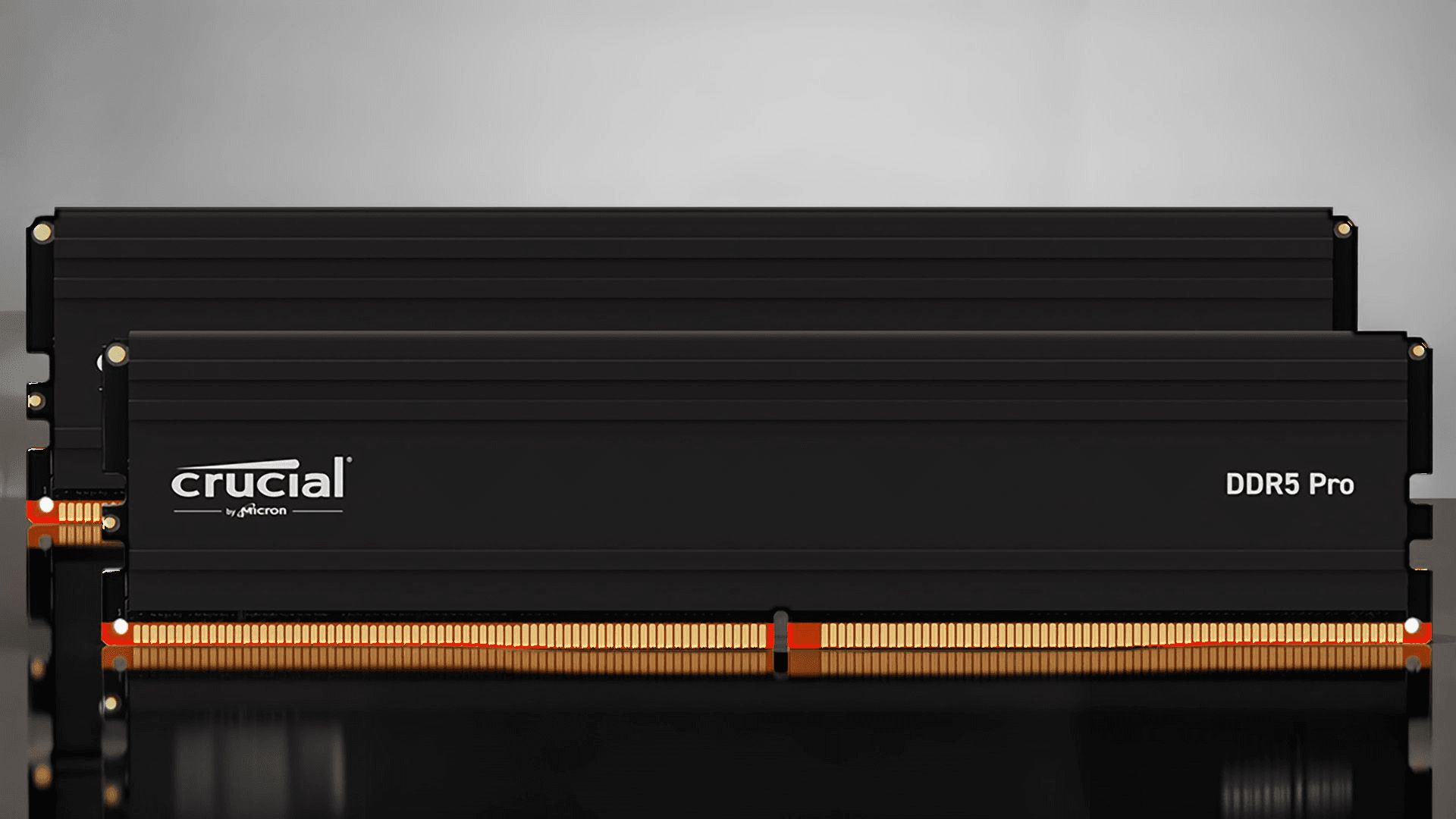 검은 방열판을 씌운 Crucial DDR5 Pro 메모리 모듈 두 개가 나란히 놓인 제품 사진