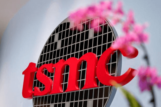 TSMC 사옥에 설치된 실리콘 웨이퍼 모양 회사 간판과 그 앞을 지나는 분홍색 꽃
