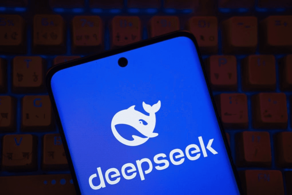 키보드 위에 놓인 스마트폰 화면에 딥시크(DeepSeek) 고래 로고와 앱 이름이 파란 배경으로 표시돼 있다