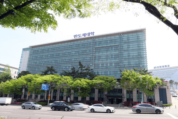 가천대학교 반도체대학 건물 외관 — 국내 최초 AI반도체설계전문대학원이 들어설 캠퍼스