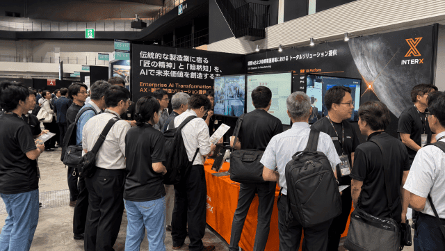 도쿄 IPROS AI 2026 인터엑스 부스에 관람객들이 몰려 자율제조 AX 실증 데모 화면을 살펴보는 모습