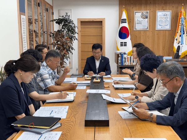 윤건영 충북교육감이 충북교육청 회의실에서 간부들과 마주 앉아 충북평가관리센터 구축 방향을 논의하는 기획회의 장면