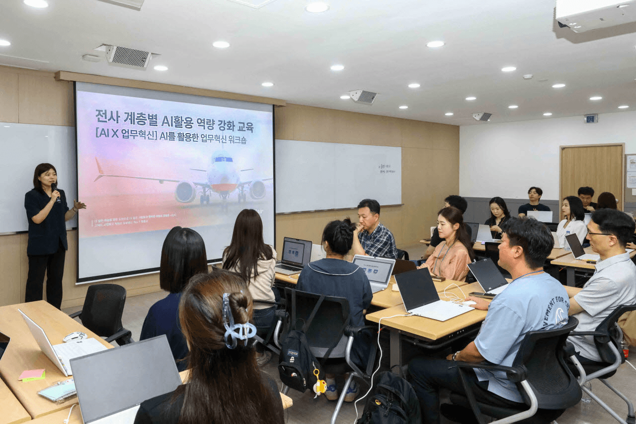 제주항공 임직원들이 '전사 계층별 AI 활용 역량 강화 교육' 워크숍에서 노트북을 놓고 강의를 듣는 모습