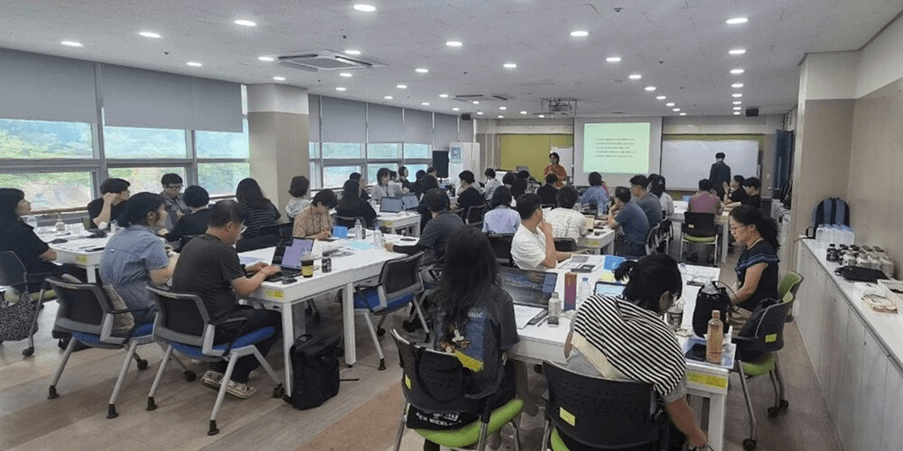 직업계고 교사들이 노트북을 펴고 'AIX 융합 러닝퍼실리테이터' 자격연수 강의를 듣는 연수장 전경