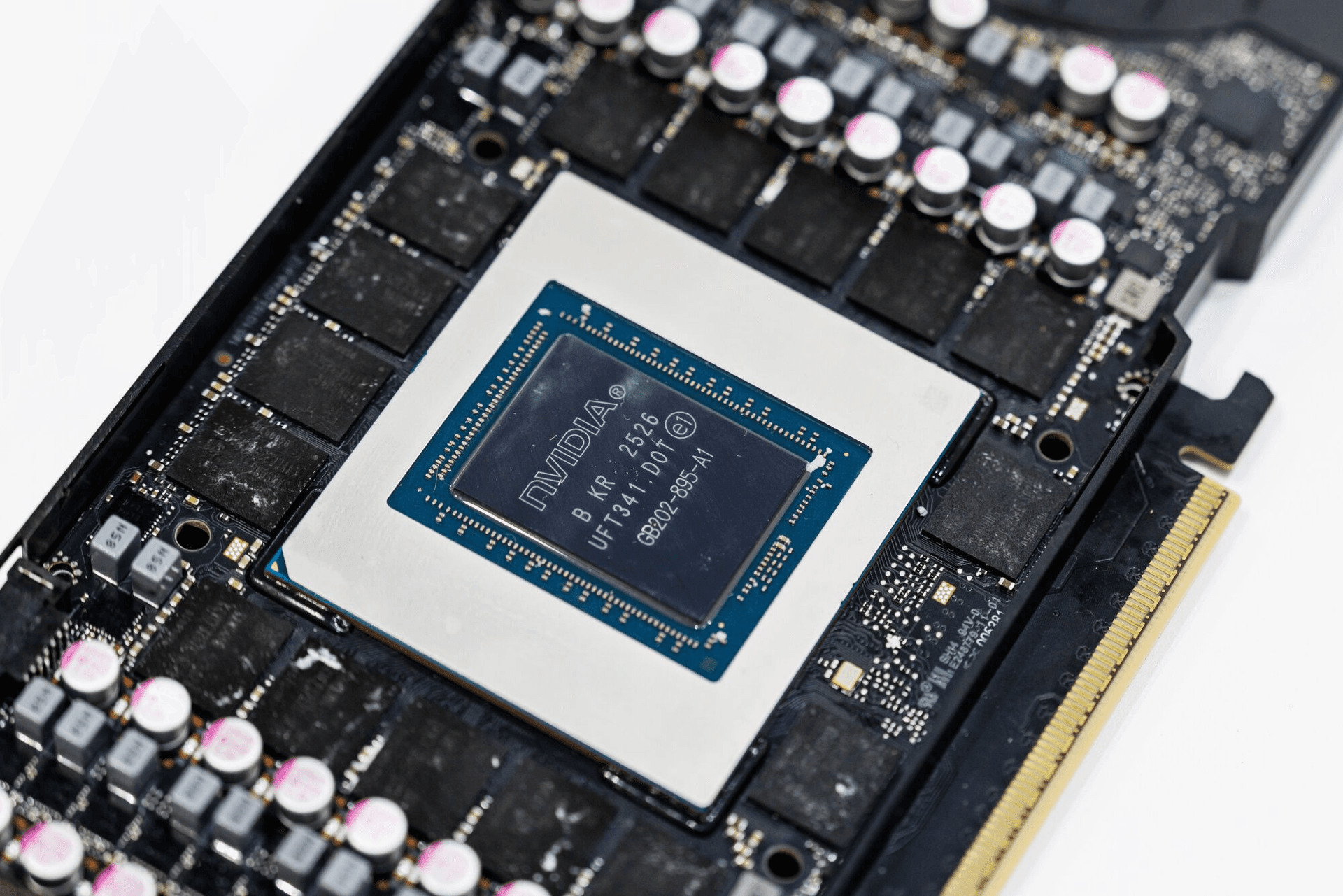 회로기판 위에 장착된 엔비디아 GPU 다이 근접 사진