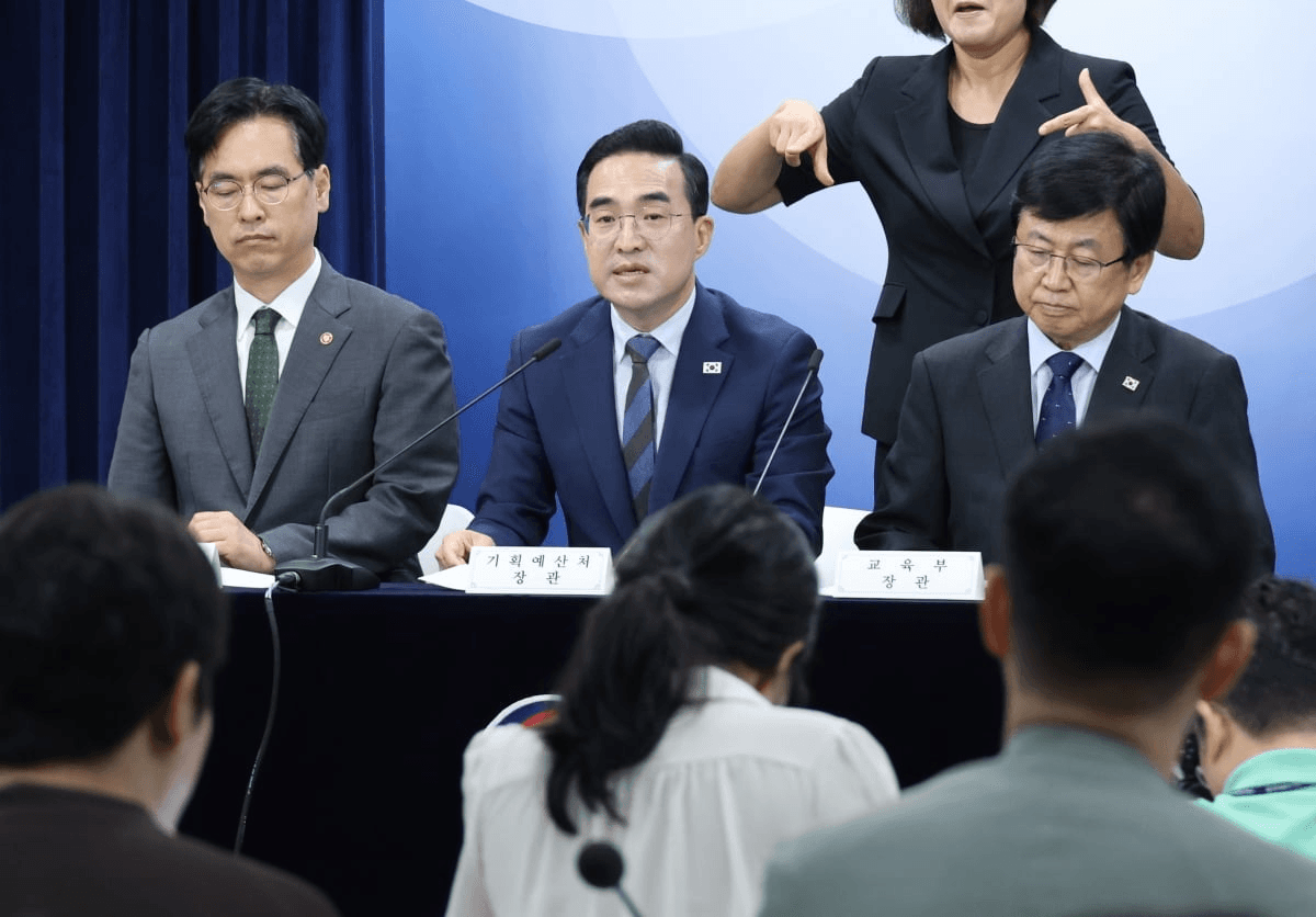 정부서울청사에서 열린 제1차 재정운용전략협의회 브리핑 자리에서 '기획예산처 장관' 명패 앞에 앉은 박홍근 장관이 200조원 규모 미래대응기금 신설 방안을 발표하고 있다. 오른쪽에는 '교육부 장관' 명패를 단 참석자가 함께 앉아 있다.