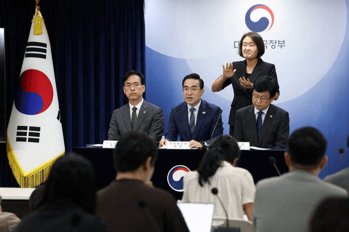 박홍근 기획예산처 장관이 정부서울청사에서 제1차 재정운용전략협의회 관계부처 합동 브리핑을 진행하는 모습