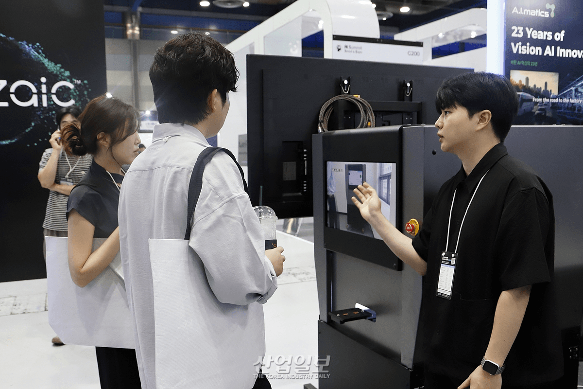 AI Summit Seoul & Expo 2026 에이아이매틱스 부스에서 온디바이스 비전 검사 장비 AIM-T1을 참관객에게 시연·설명하는 모습