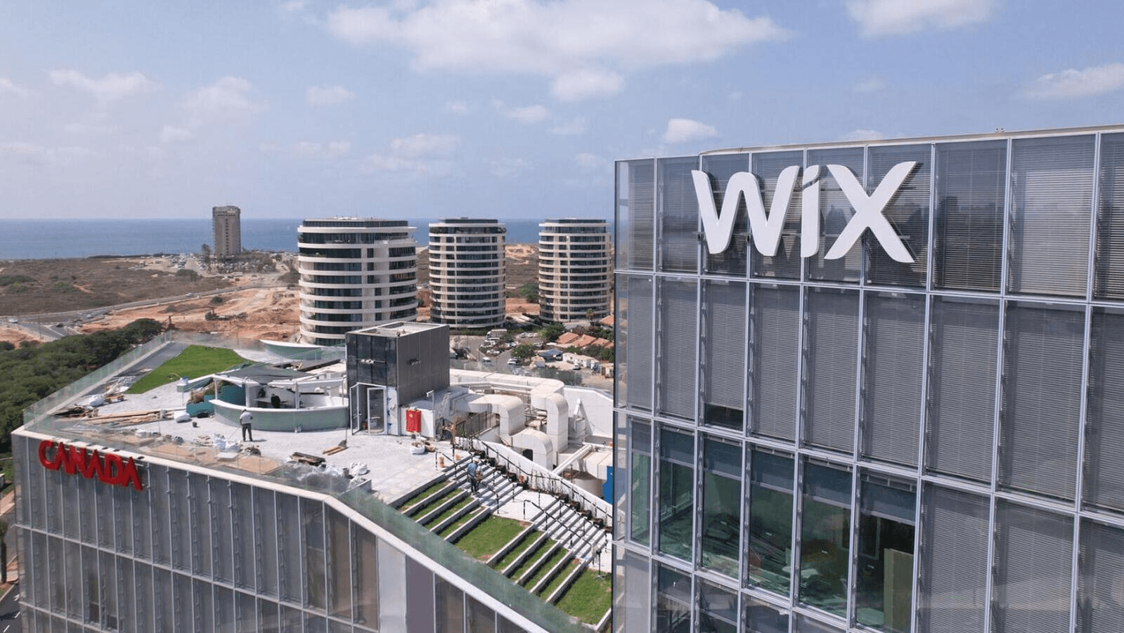 이스라엘 텔아비브 인근 해안가에 자리한 윅스(Wix) 본사 사옥 외벽에 걸린 대형 'WiX' 사인. 항공 촬영
