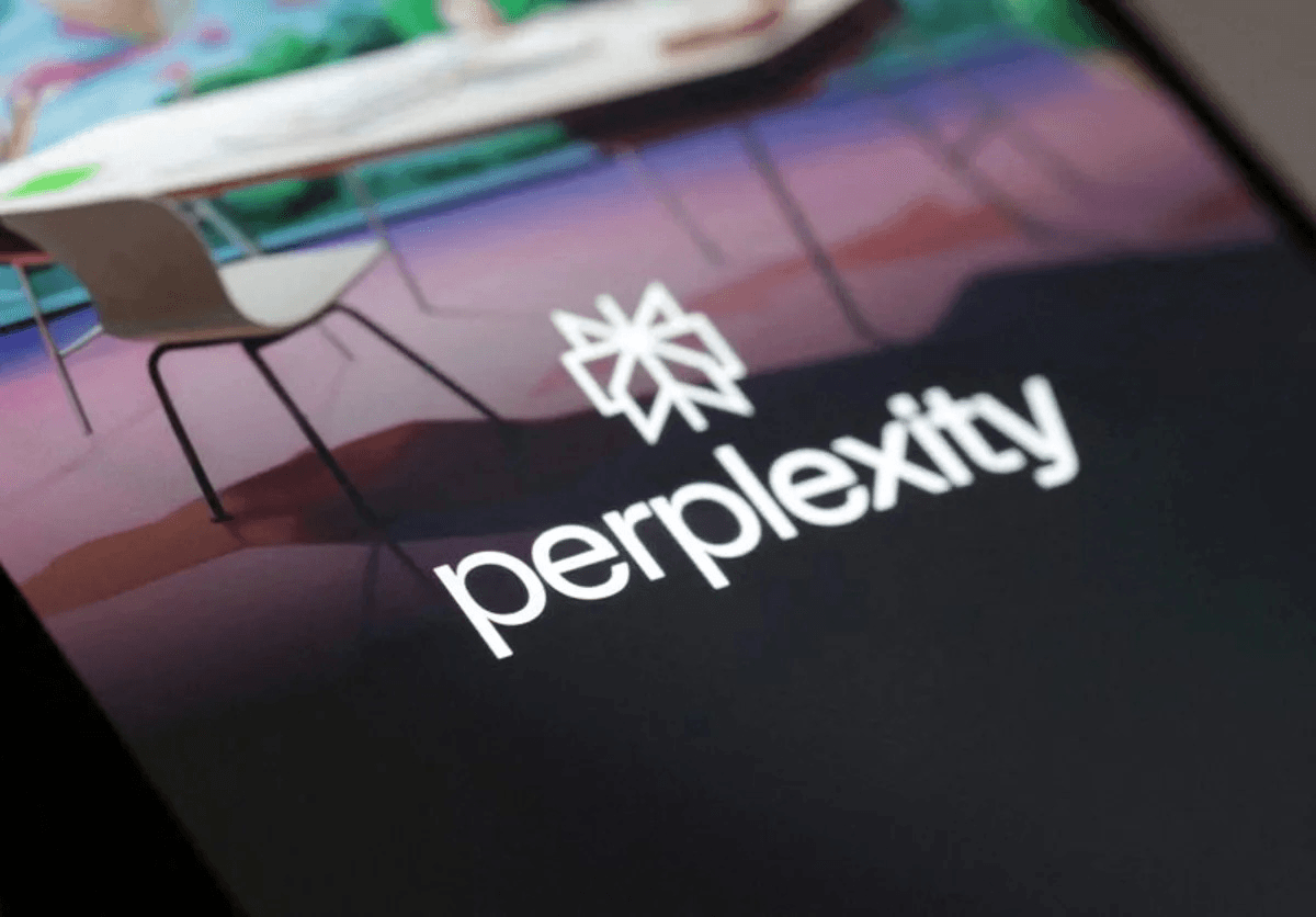 스마트폰 화면에 표시된 AI 검색 서비스 퍼플렉시티(Perplexity) 로고 클로즈업