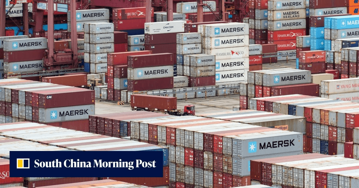 선적 컨테이너가 층층이 빼곡히 쌓인 항만 야적장을 위에서 내려다본 사진. 하단에 South China Morning Post 워터마크가 있다