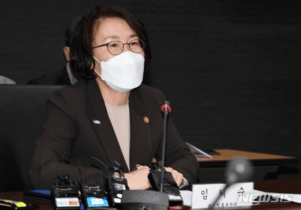 카카오AI 독립이사로 선임된 임혜숙 전 과학기술정보통신부 장관이 회의석상에서 발언하는 모습(자료사진)