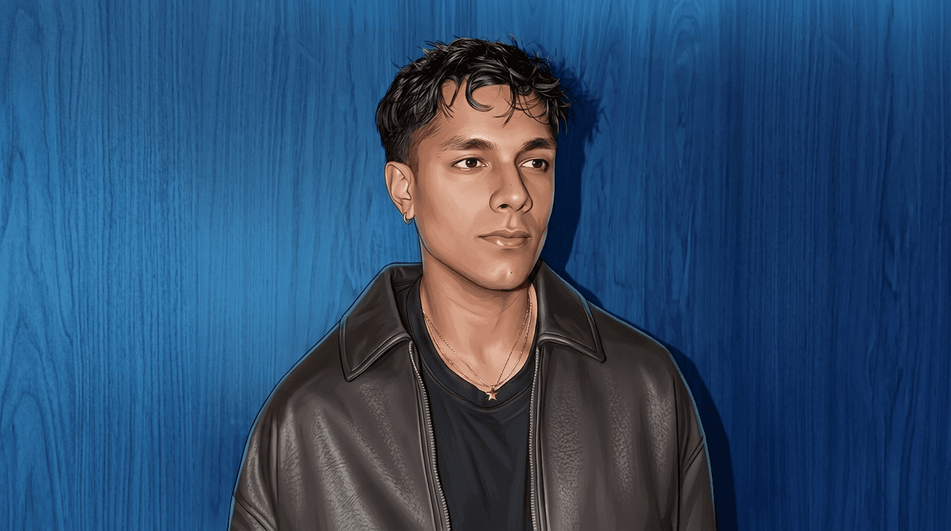 Zoro 창업자 Aryan Mahajan의 인물 사진. 푸른 우드 패널 앞에서 가죽 재킷 차림으로 정면을 보고 있다. Indie Hackers 인터뷰 게시물에 본인이 제공한 사진.