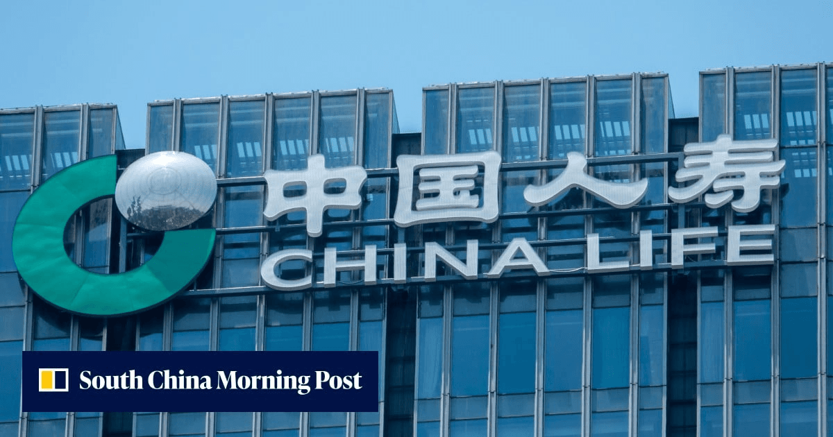 맑은 하늘 아래 유리 커튼월 고층 빌딩 상단에 중국인수(中国人寿·China Life)의 초록색 원형 심볼과 사명 간판이 설치된 본사 사옥 외관