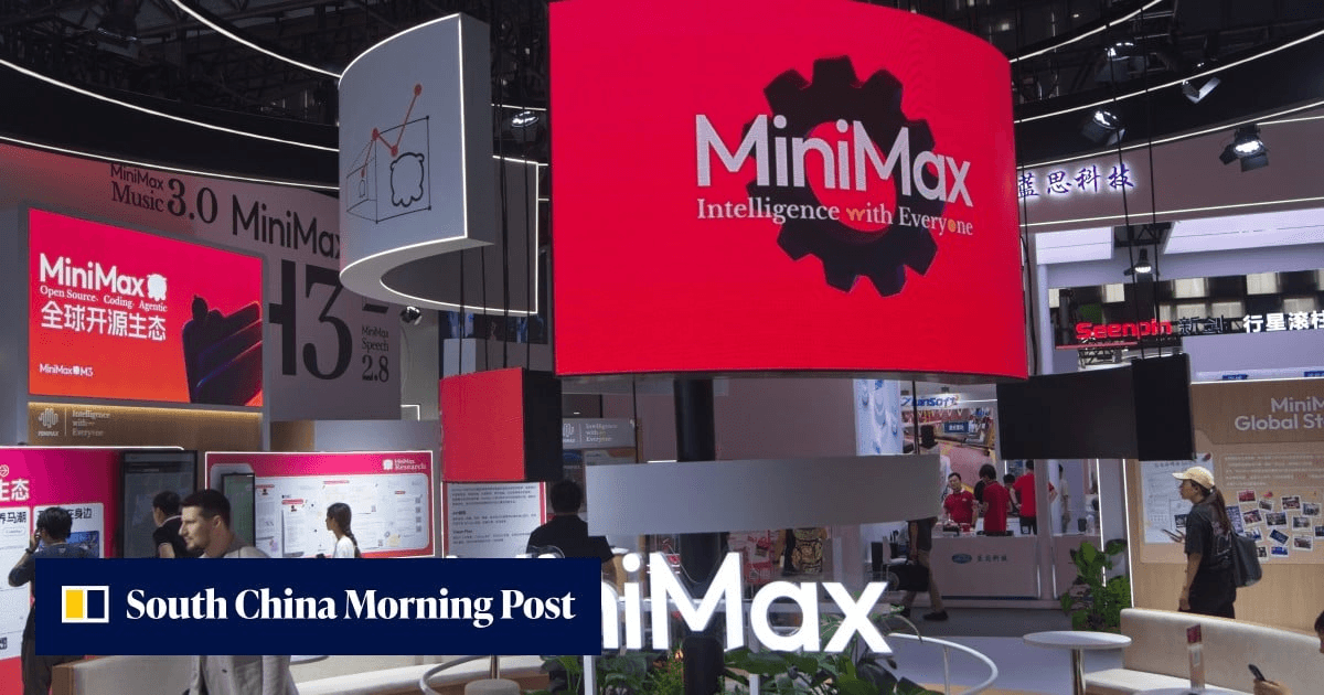 전시장에 설치된 MiniMax 부스 전경 — 붉은 배경의 대형 곡면 LED에 MiniMax 로고와 'Intelligence with Everyone' 문구가 떠 있고, 주변 패널에 M3·Music 3.0·Speech 2.8 제품 소개가 걸려 있으며 관람객들이 오가는 모습