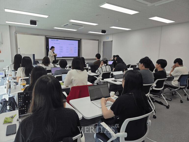 한경국립대 생성형 AI 실무 활용 교육 현장 — 노트북을 펼친 3·4학년 재학생들이 강단 화면의 'MCP 설명' 슬라이드를 보며 실습하는 모습