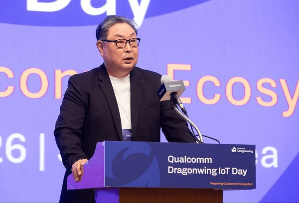 서울에서 열린 퀄컴 '드래곤윙 IoT 데이' 현장. 발표자가 'Qualcomm Dragonwing IoT Day' 로고가 붙은 연단에서 마이크를 잡고 산업용 온디바이스 AI 플랫폼을 설명하고 있다