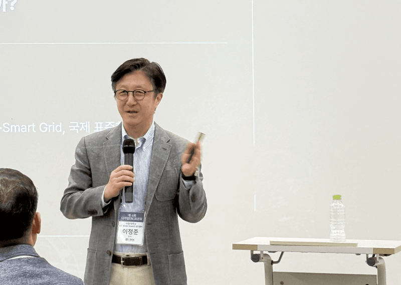 판교타운홀 '2026 제6회 디지털 ESG 조찬회' 강연 현장. 이정준 서울대 공학전문대학원 교수가 마이크를 들고 국제 표준 관련 슬라이드 앞에서 제조 AX 데이터 표준화를 설명하고 있다