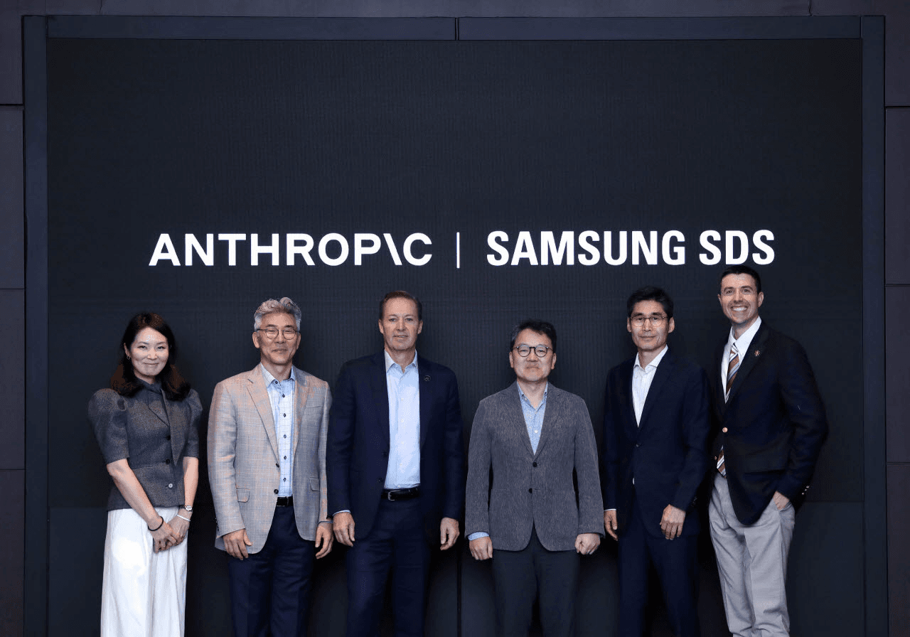 ANTHROPIC | SAMSUNG SDS 로고가 걸린 벽 앞에 선 양사 관계자 단체 사진