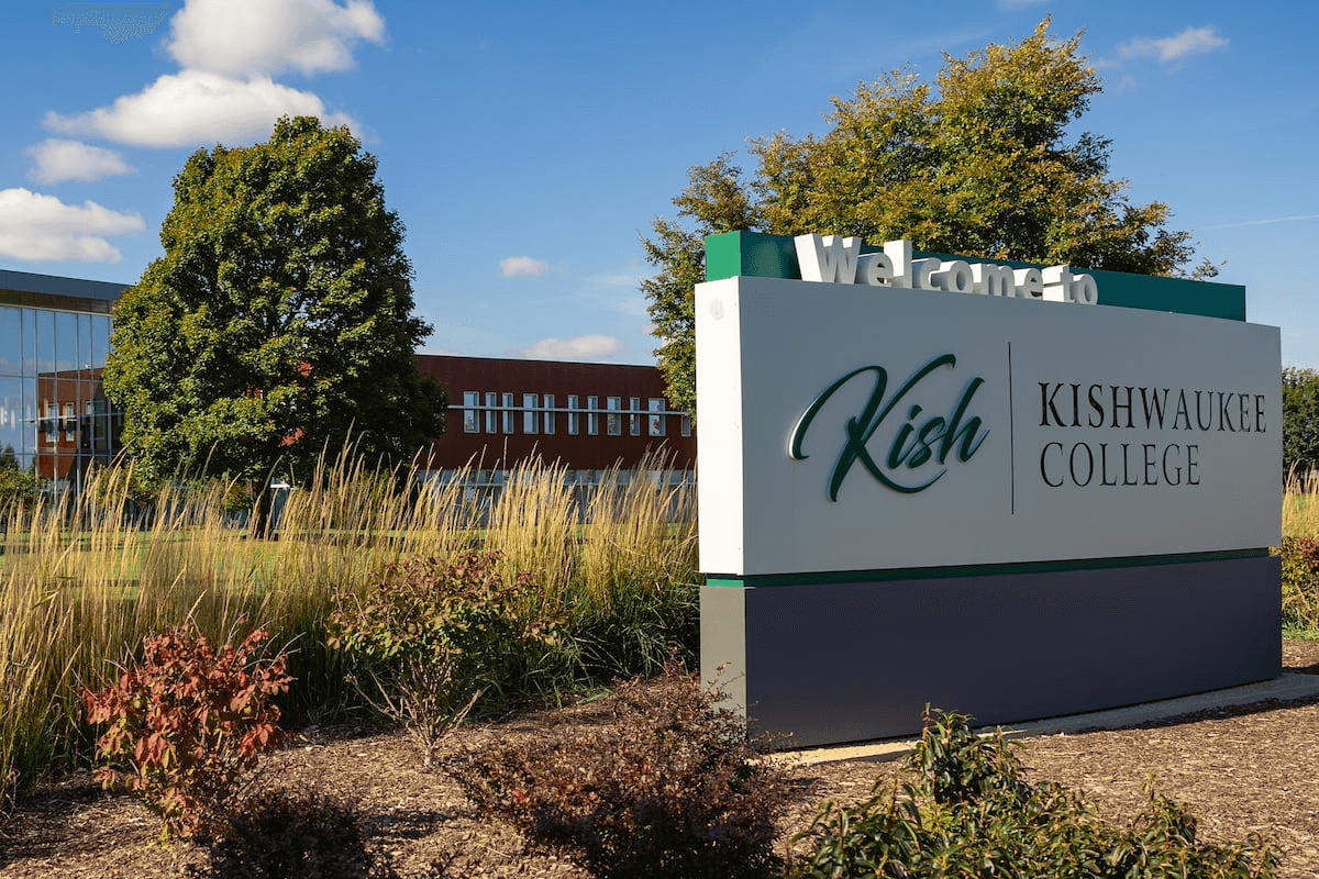 미국 일리노이주 키쉬워키 칼리지(Kishwaukee College) 캠퍼스 입구의 'Welcome to Kish' 안내 표지석과 뒤편 교사 건물