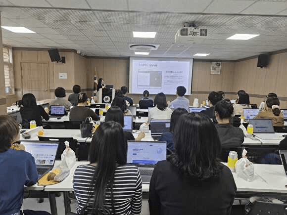 이천교육지원청 AI·예술 융합 교원 연수에서 교사들이 노트북을 펼치고 강의를 듣는 모습