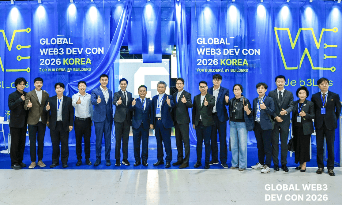 서울 aT센터 'Global Web3 Dev Con 2026 Korea' 무대 앞에서 참석자들이 엄지를 들고 단체 기념촬영하는 모습