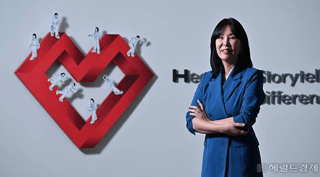 HSAD 로고 조형물 앞에서 팔짱을 낀 채 서 있는 HSAD 임원 (헤럴드경제)