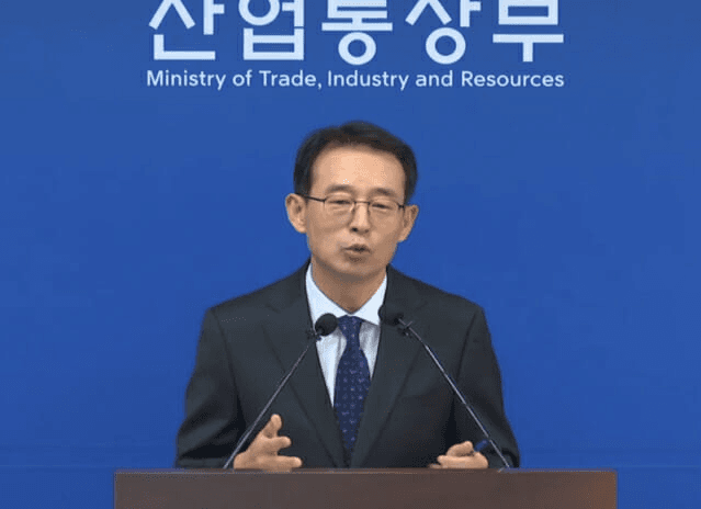 산업통상부 브리핑에서 9월 수출입 동향을 발표하는 정부 관계자