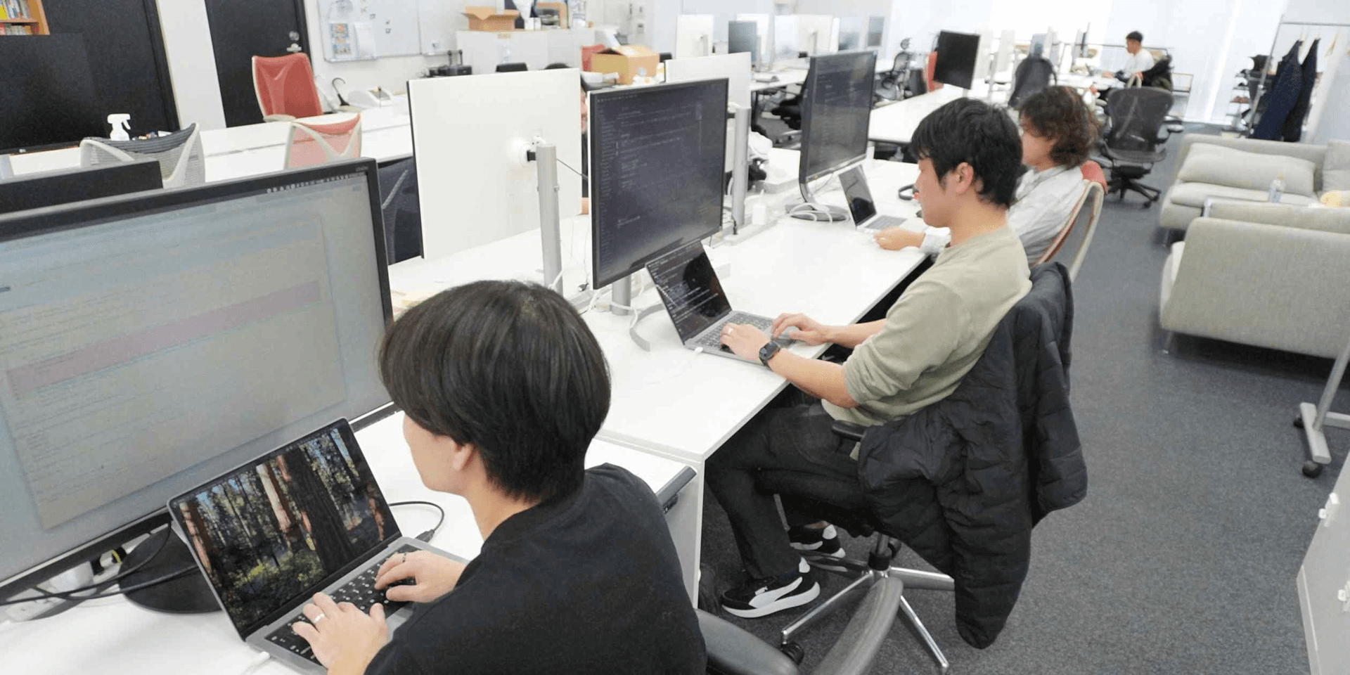 노트북과 모니터로 업무 중인 일본 리걸테크 기업 사무실 모습