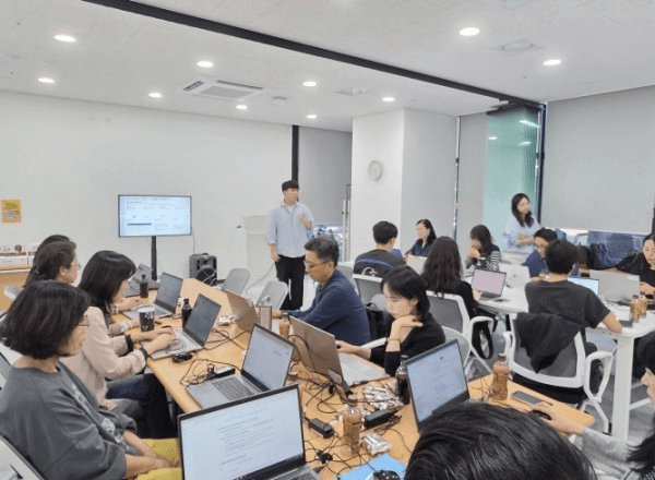 인천남부교육지원청 초등교사 대상 AI 활용 연수에서 교사들이 노트북으로 실습하는 모습
