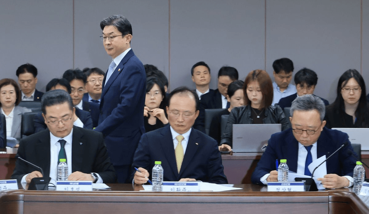 4일 금융권 침해사고 긴급점검회의에 참석한 주요 시중은행장들이 회의석에 앉아 자료를 검토하는 모습