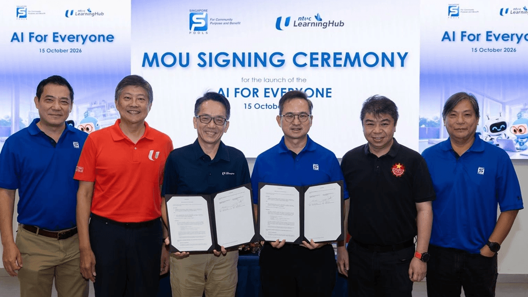 'AI For Everyone' 출범 MOU 체결식 — 싱가포르 풀스와 NTUC 러닝허브 관계자들이 협약서를 들고 있는 모습