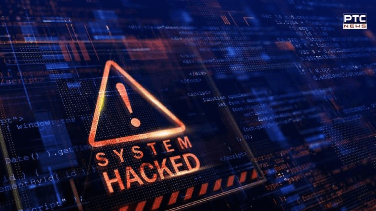 코드 화면 위 'SYSTEM HACKED' 경고 표시 일러스트