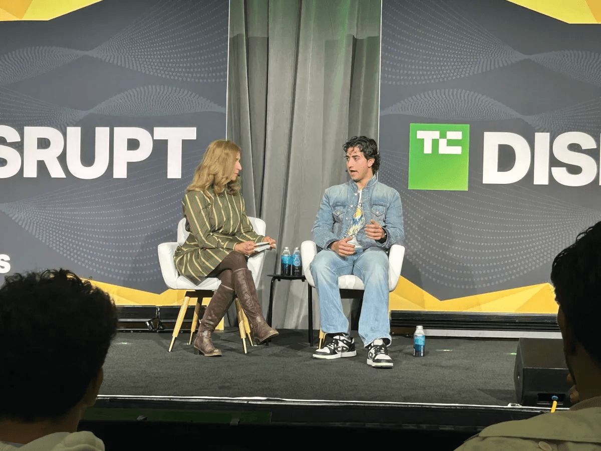 TechCrunch Disrupt 무대에서 진행된 Cal AI 창업자 대담 현장 사진